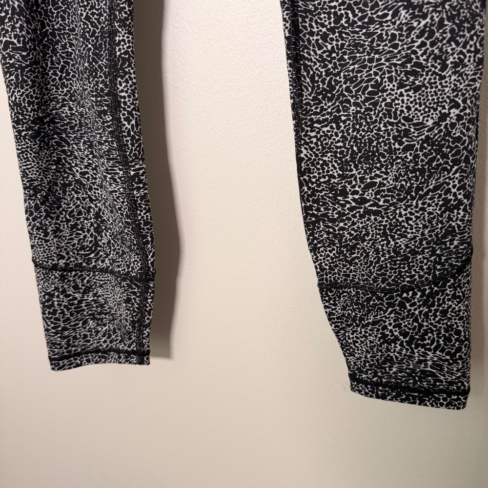 Lululemon In Movement Tight 25" Everluxe Leggings (8) Activewear Animal Print - Picture 5 of 14
